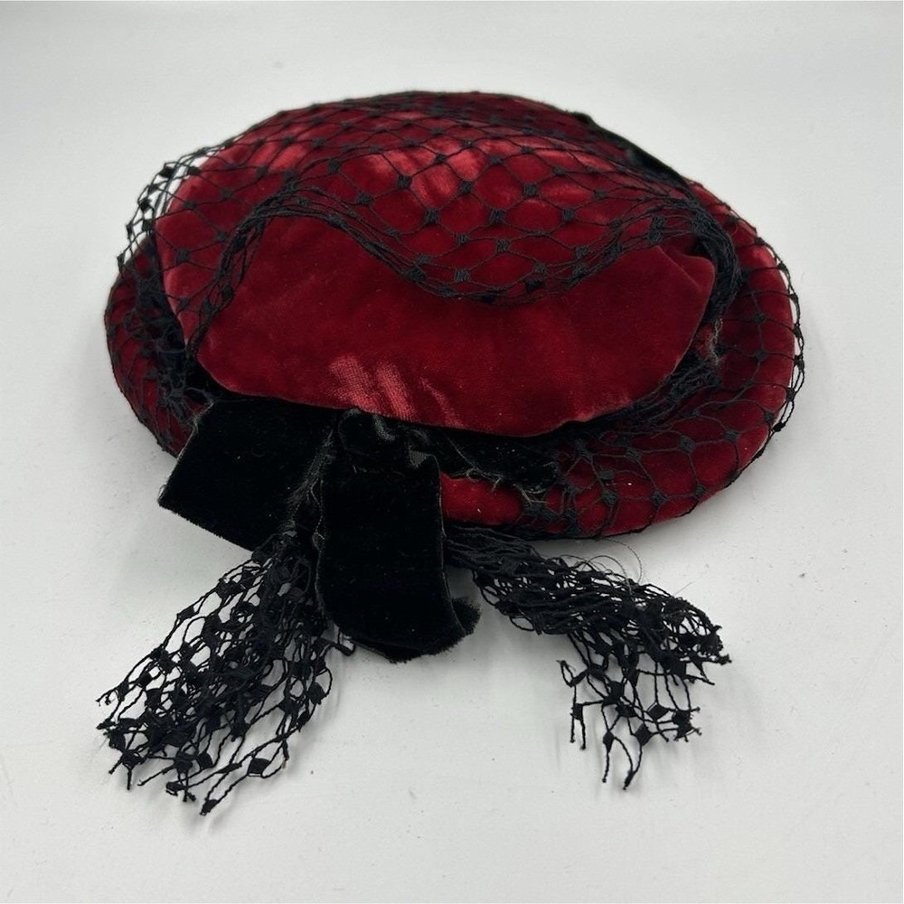 Vintage 1940s/50s Era Women Velvet Half-Hat with an attached black birdcage net